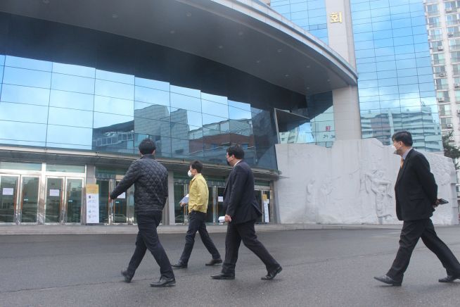구청 방역 담당자들과 교회 관계자들이 교회 시설들을 둘러보고 있다. ⓒ송경호 기자