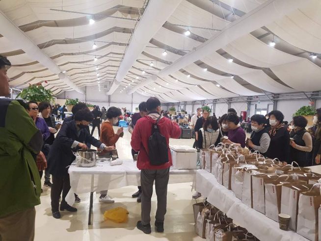 교회 여선교회에서 식사를 대접하고 있다. ⓒ예루살렘교회