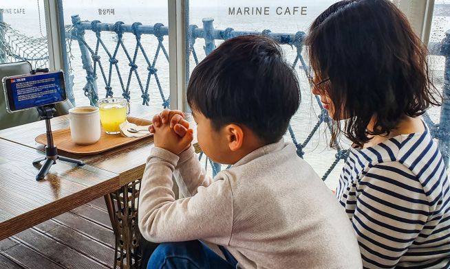 한 모녀가 온라인으로 예배를 드리고 있다. ⓒ사랑의교회