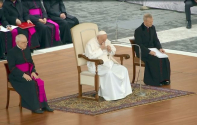 프란치스코 교황이 재의 수요일 미사에서 연신 코를 푸는 모습이 포착됐다. ⓒ유튜브