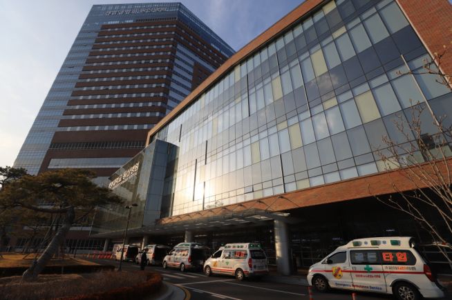 대구동산병원에서 지난 2월 코로나19 지역거점병원 활용을 위해 기존 입원 환자들을 앰뷸런스로 이송하고 있다. ⓒ병원