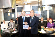 남가주호남향우회 양학봉(오른쪽)회장이 LA총영사관 황인상 부총영사에게 한국에 보내는 마스크를 전달하고 있다.