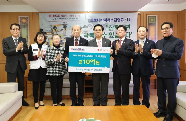 이영훈 목사가 박경서 이사장에게 성금을 전달하고 있다. ⓒ교회