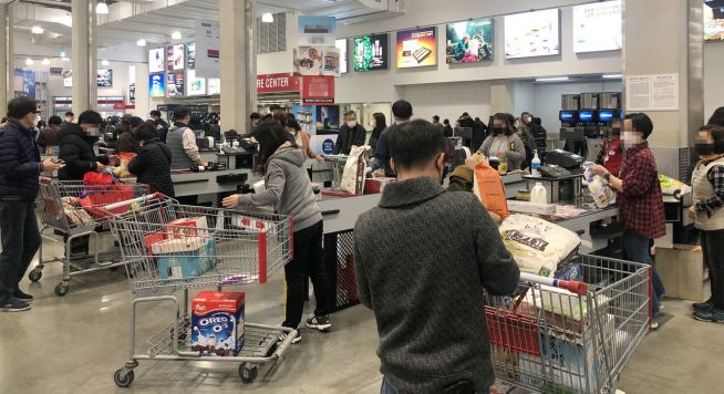 지난 1일 장을 보기 위해 가족 단위로 마트를 찾은 사람들. ⓒ독자 제공