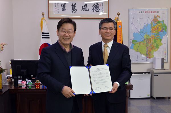 지난 2014년 이재명 당시 성남시장과 이찬수 목사(왼쪽부터)가 ‘긴급구호뱅크’ 업무협약을 체결하는 모습. ⓒGMW연합