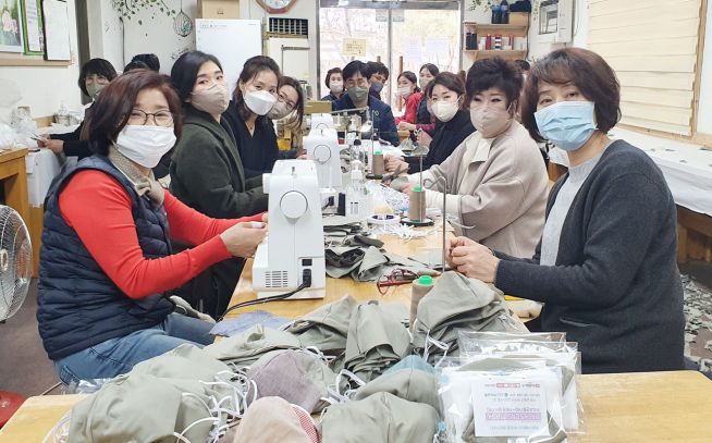 주변 이웃들을 위해 마스크를 만들고 있는 인천 백송교회 교역자와 성도들. ⓒ교회
