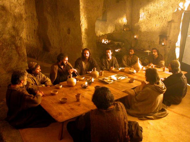 예수와 제자들의 ‘최후의 만찬’에서 떡과 포도주를 나누는 모습. ⓒ영화 ‘패션 오브 크라이스트’ 中