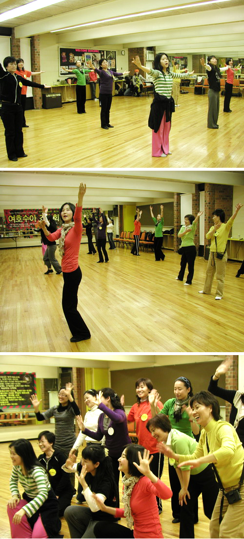 순회팀 멤버와 초보자들이 함께 워십댄스를 배우고 있다. 