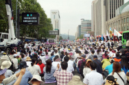 지난해 서울광장에서 열리는 퀴어축제에 반대하는 국민대회가 맞은편 도로에서 진행되고 있다. 