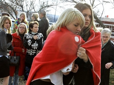 몰 직원들과 쇼핑객들이 사건 발생 직후 서둘러 빠져나오고 있다. 