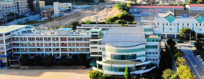 서울시 중랑구 양원역 인근에 위치한 서울씨티교회는 20여 년 전인 2002년, 송곡고등학교에 강당을 지어주고 이를 예배당으로 사용해왔다. 대여가 아닌 기부체납 방식으로 직접 세운 곳은 서울씨티교회가 국내 최초다.