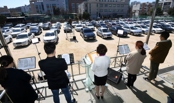 서울씨티교회가 29일 코로나19에 대응하여 감염 예방과 현장 예배를 동시에 만족하는 드라이브 인 예배를 드리고 있다. 이날 교회 소속 성도차량만 120여 대, 외부 교회 등에서 참관하러 온 차량까지 총 300여 대가 예배에 참석했다. ⓒ서울씨티교회