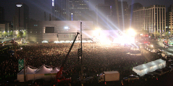 한국교회 연합의 상징이었던 부활절연합예배가 온라인으로 전환된다. 사진은 한국교회 연합기구들이 분열되기 전인 2009년 시청에서 3만 명이 모인 가운데 대규모로 진행됐던 부활절연합예배.