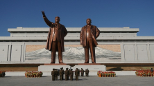 김일성 김정일 동상 앞에서 참배하는 북한 주민들. ⓒPixabay