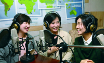 북한 성도들을 위한 라디오 방송 프로그램을 녹음하는 성우들.