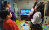 사랑의교회 어린이들이 온라인으로 예배를 드리고 있다.