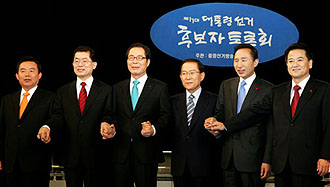 대선 후보자들이 토론회 이후 기념촬영에 임하고 있다.