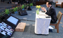 사랑의교회 오정현 목사가 온라인 영상으로 모임을 진행하고 있다.