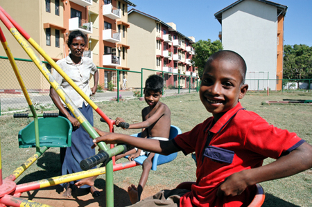 월드비전이 건축한 아파트 앞에서 스리랑카 아동이 놀고 있다