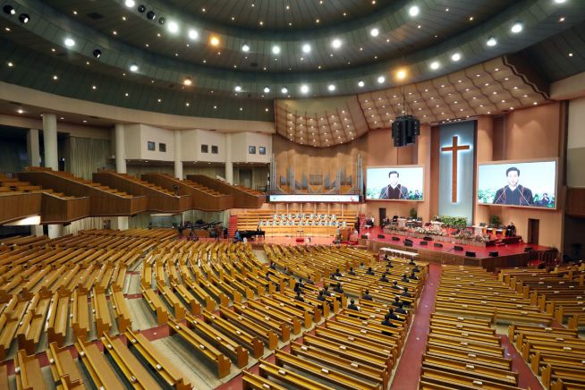여의도순복음교회에서 온라인 예배를 드리고 있는 모습. ⓒ여의도순복음교회
