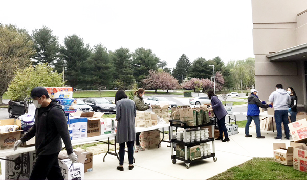 교회 주변 시니어들에게 전달할 케어 패키지 준비가 한창이다
