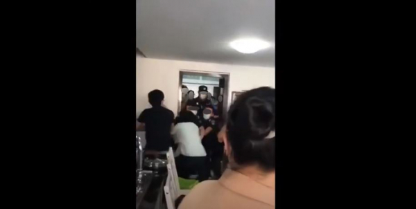 싱광교회에 들어온 중국 공안.