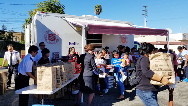 LA 지역 사회 주민들에게 식료품을 나누는 구세군 한인교회