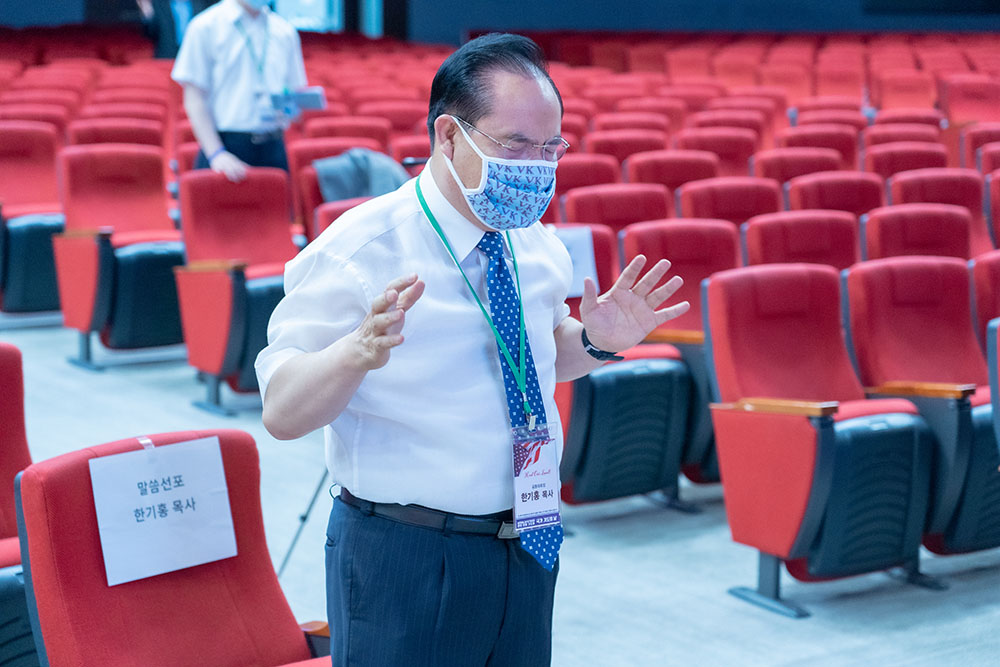 제69회 국가 기도의 날 남가주 연합 기도회에서 기도하는 은혜 한인교회 한기홍 목사
