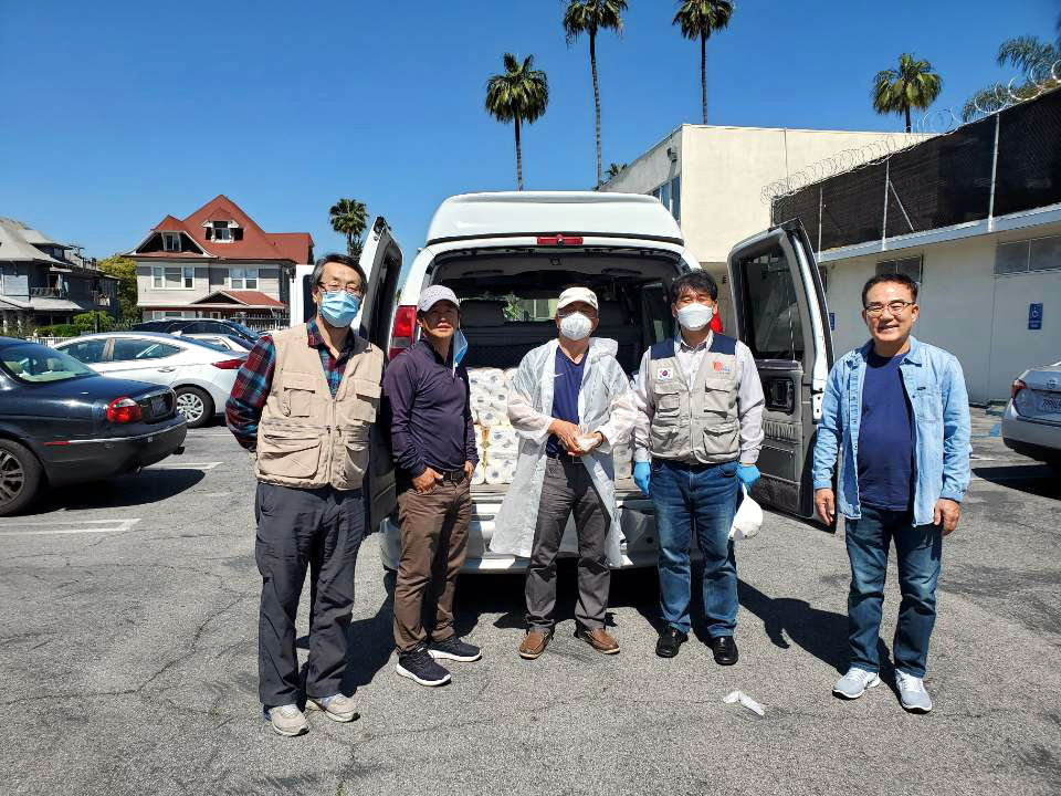 희망 나눔 후원회가 화장지와 생필품을 마련하고 사역을 준비하고 있다