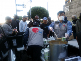 LA 다운타운에서 노숙자들에게 치킨 스프와 도넛을 나눠주는 월드쉐어 USA 강태광 목사