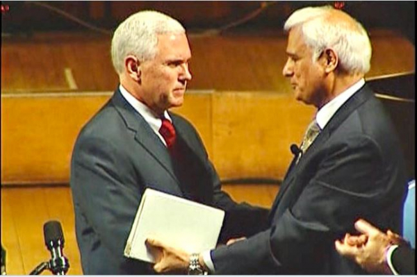 펜스 부통령(좌)과 라비 재커라이어스 박사가 함께 하고 있다.