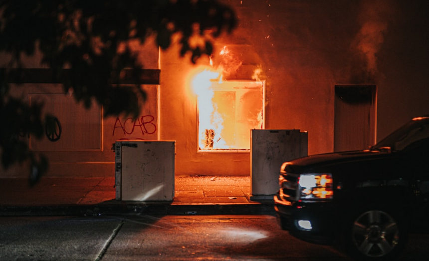 데니스포럼 창립자 짐 데니슨 박사는 플로이드의 죽음을 빙자해 폭력과 약탈, 방화 등의 무법 행위를 저지르는 이들과는 분명한 선을 그어야 한다고 강조했다.