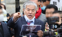 법원의 보석 허가로 지난 4월 20일 오후 서울구치소를 나온 전광훈 목사가 지지자들과 취재진의 질문에 답하고 있다.