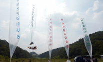 자유북한운동연합 관계자들이 과거 대북전단을 살포하던 모습
