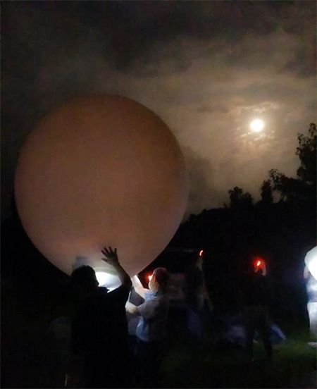 한국 순교자의 소리의 풍선 사역 현장.