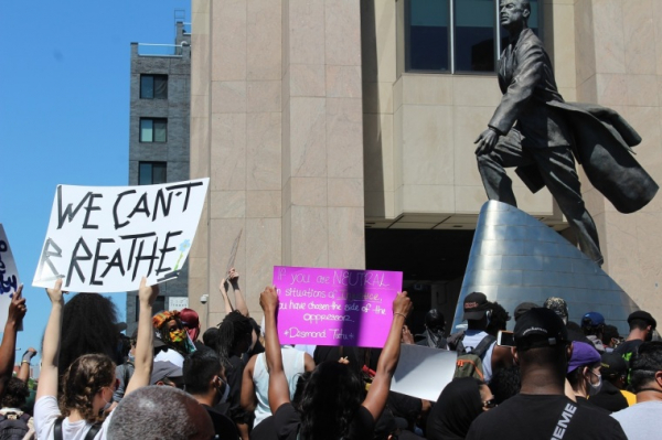 지난달 30일 뉴욕 할렘에서 조지 플로이드 사망을 추모하는 시위가 열리고 있다.
