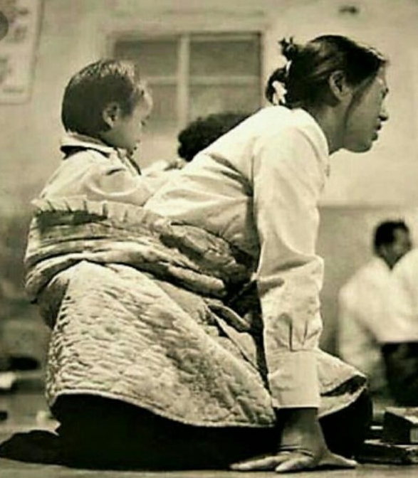 기도하는 어머니,출처:KCM