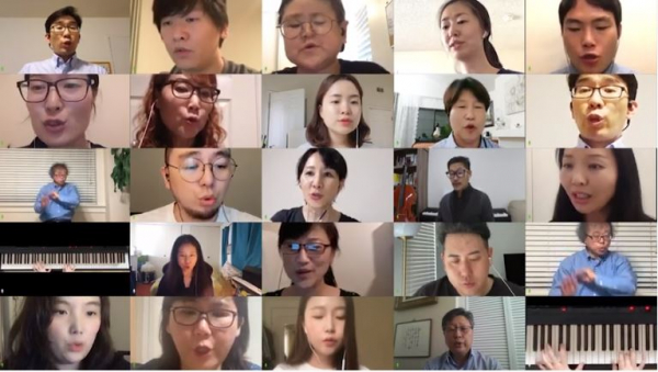 2020 월드미션대학교 제 29회 학위수여식에서 온라인으로 교가를 부르는 학생들