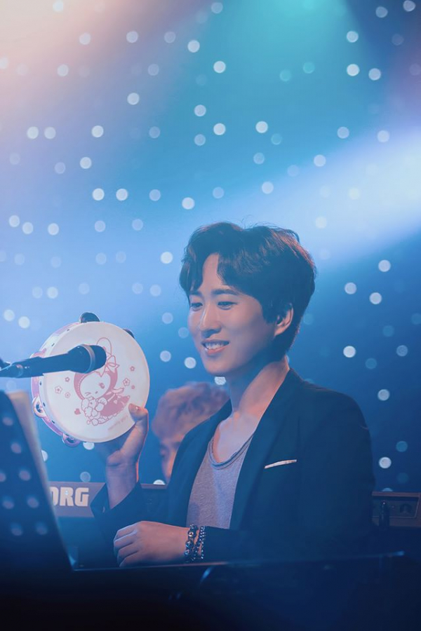 연주하고 있는 최영호 피디