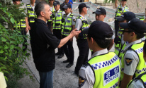 과거 한국 순교자의소리 대표 에릭 폴리 목사(맨 왼쪽)가 사무실 앞을 지키고 있는 마포경찰서 소속 경찰들에게 풍선 사역에 대한 의도 등을 설명하고 있다.