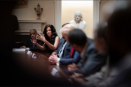 트럼프 대통령이 백악관에서 흑인 지도자들과 대화하고 있다.