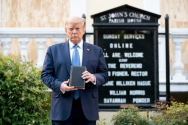 백악관 인근 성요한교회 앞에서 성경을 들고 사진을 찍었던 트럼프 전 대통령. ©백악관 