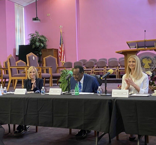 이방카 보좌관은 16일(현지시간) 미국 펜실베이니아주 피츠버그시에 있는 오순절교회를 찾아 흑인 목사들을 만났다. 