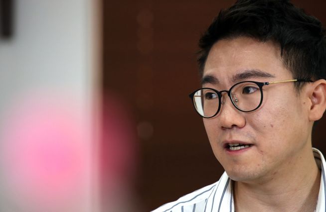 총신대 앞에서 진행중인 학생들과 연합 찬양 예배에 동참하고 있는 서종옥 강도사. ⓒ송경호 기자