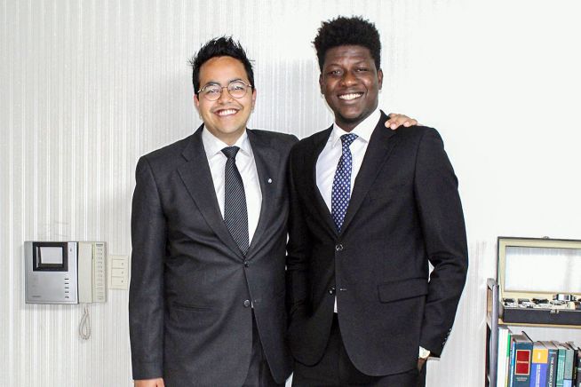 국제법률대학원 졸업생 미 변호사 시험 합격자들. 왼쪽부터 샤라드 샤르마(Sharad Kumar Sharma, 네팔)와 에릭 그등(Eric Guedeng Ledjebgue, 차드). ⓒ한동대