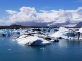 빙하 호수에서 유빙 사이를 누비며 불과 얼음의 땅 아이슬랜드의 매력을 느껴볼 수 있다.