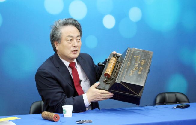 최덕성 총장이 지난해 브래드TV 스튜디오에서 19세기 오르간을 들어 보이면서 이야기하고 있다. ⓒ유유미션