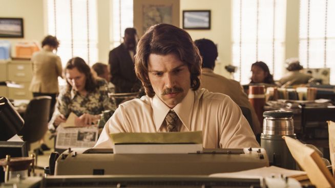 영화 <예수는 역사다> 중 유력 언론사 시카고 트리뷴 사에서 전도유망한 기자로 활동하던 리 스트로벨(마이크 보겔 분).