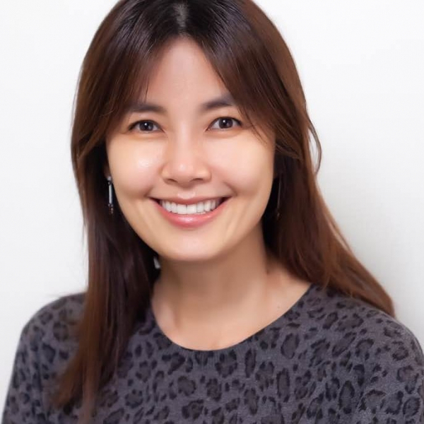 입양하기 전에 많은 두려움이 있었지만 기쁨과 평안, 감사를 경험하고 있다는 신애라