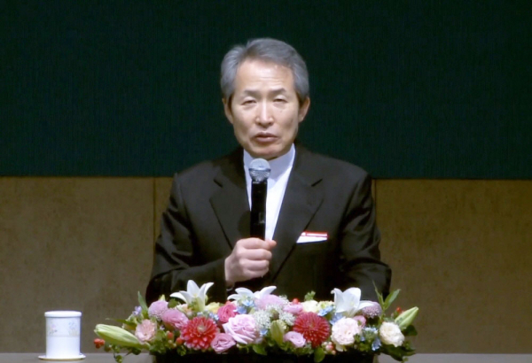 지형은 목사가 개회사를 하고 있다.